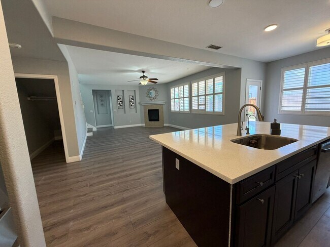 Building Photo - AVAILABLE NOW! LEASE TODAY! 4 Bedroom 3 Bath Elk Grove Home with Bonus Room!