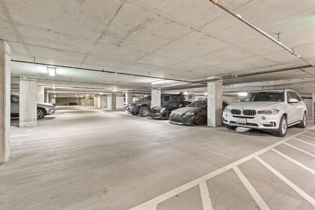 Building Photo - Open 2bdrm 1 bath with floor to ceiling windows!