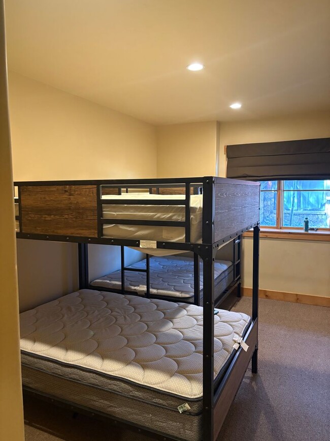 Building Photo - Beautiful Furnished Townhome with infared ...