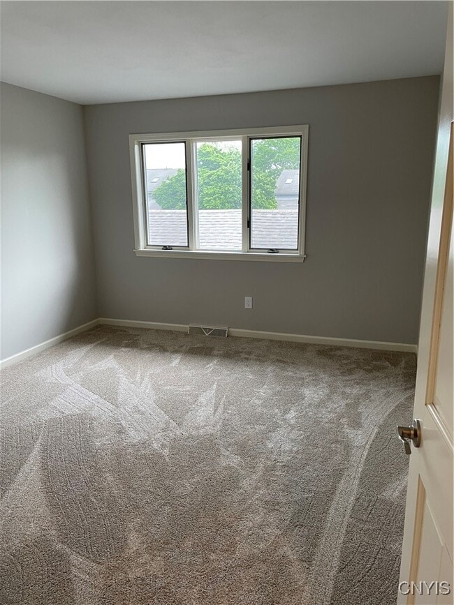 Building Photo - 497 Summerhaven Dr N