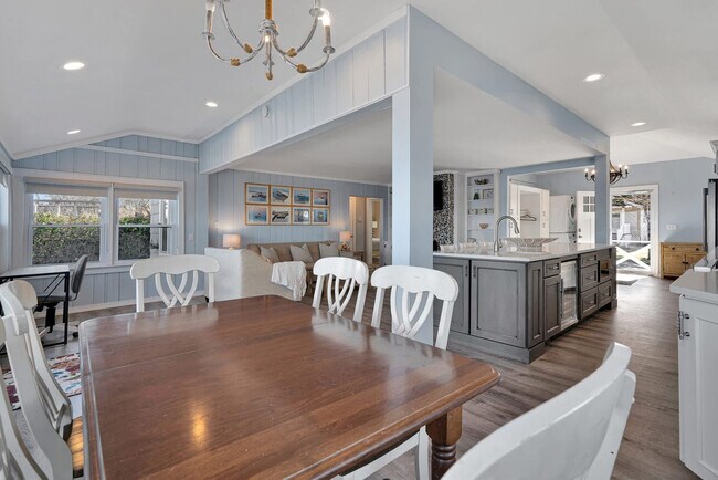 Building Photo - 7 Oak St