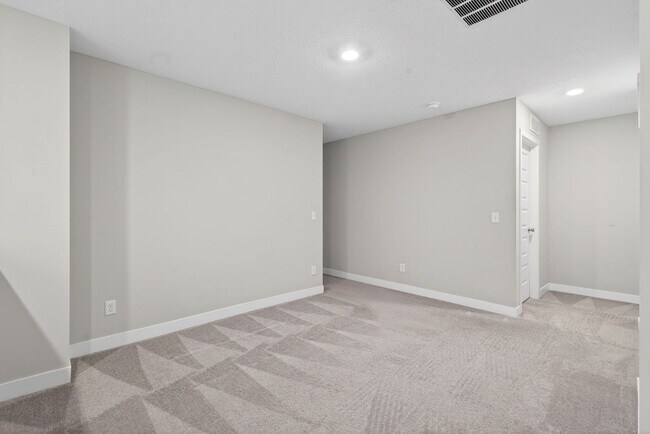 Building Photo - Welcome to this stunning 4-bedroom, 2.5-bathroom home located in the desirable Westfield, IN.