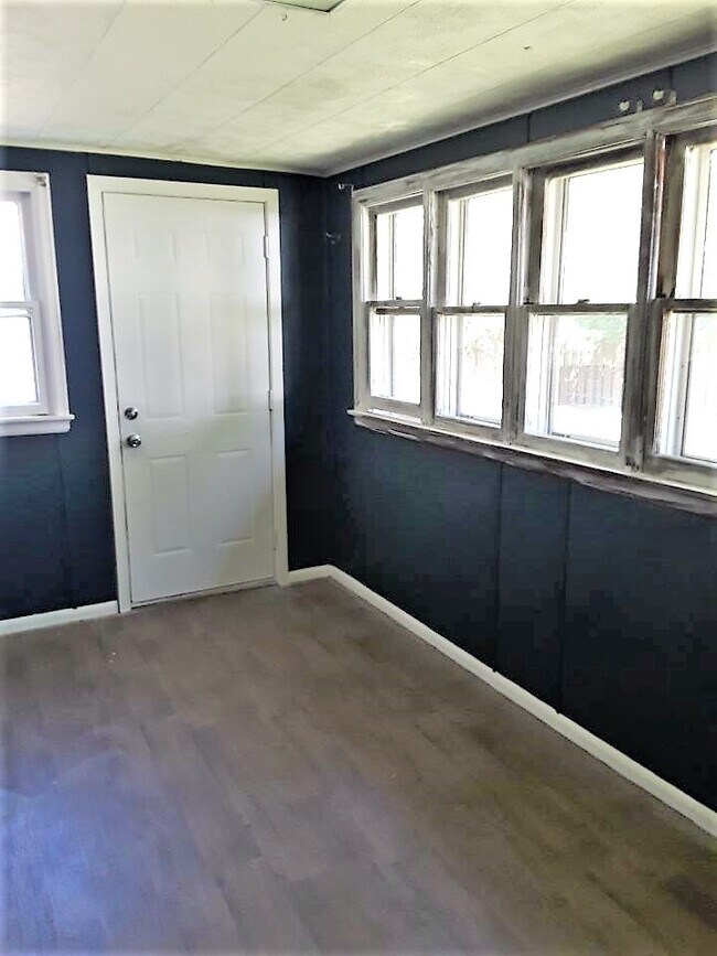 Building Photo - 376 S Pierson Ave