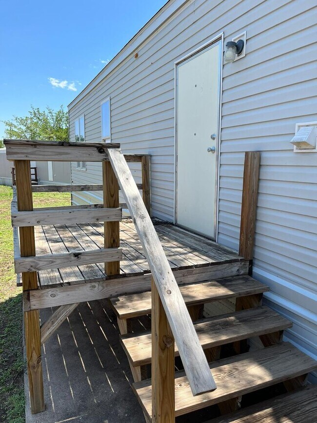 Building Photo - 1 bedroom/1bathroom home in the Star Dust Manufactured Home Community.