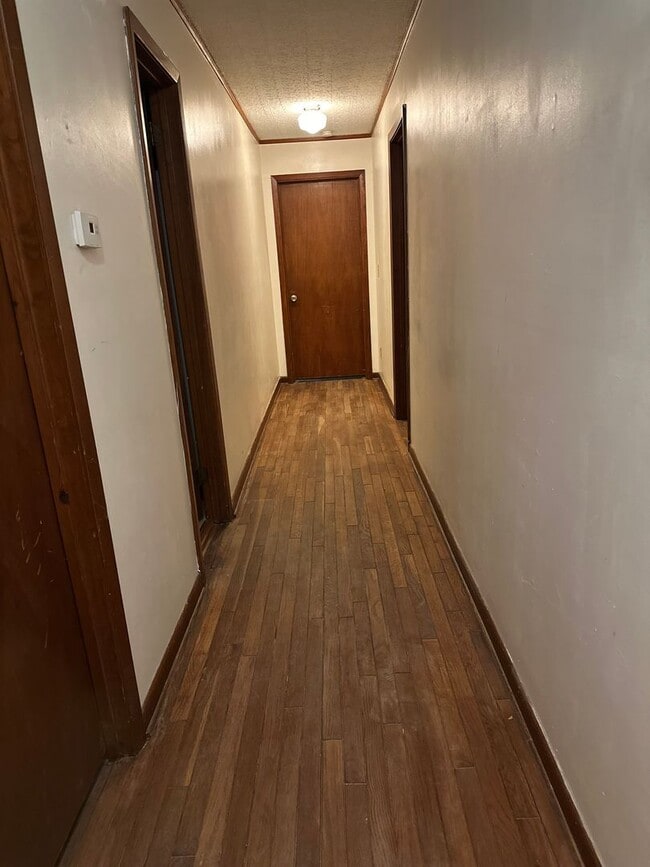 Building Photo - 6 BR 3 BA House in Colonial Hill Community