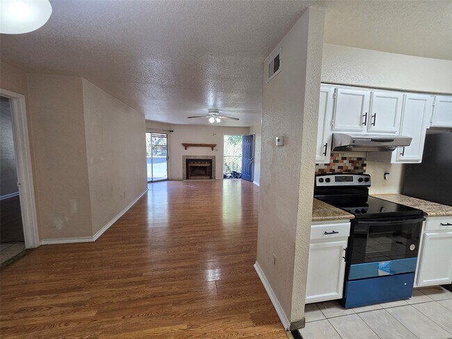Building Photo - 9797 Leawood Blvd