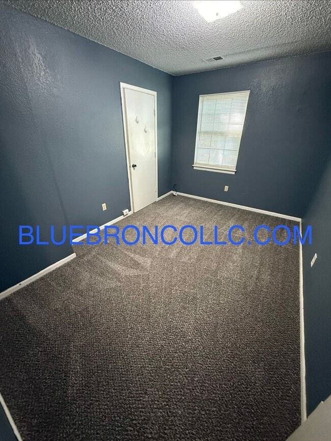 Building Photo - This one will go fast, marvelous 3 bedroom for great price in Lee's Summit