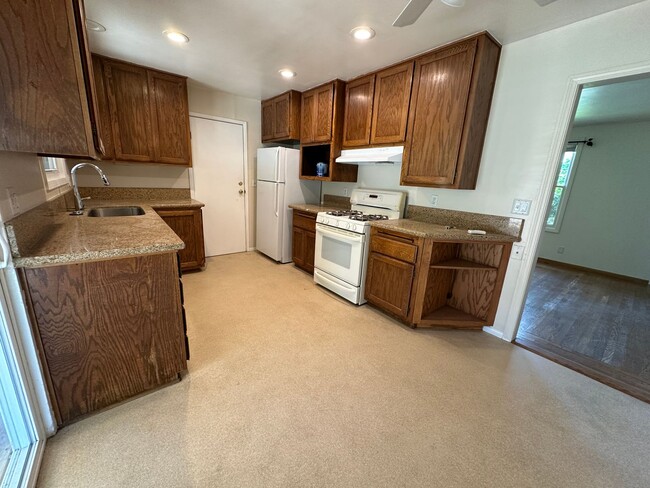 Building Photo - Cute Benicia Single Family Home 2 Bedroom and 1 Bathroom