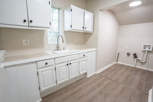 Building Photo - 112 N Delaware Pl