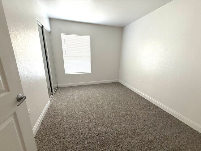 Building Photo - SPACIOUS 3BED/2BATH CONDO ON THE FIRST FLOOR!