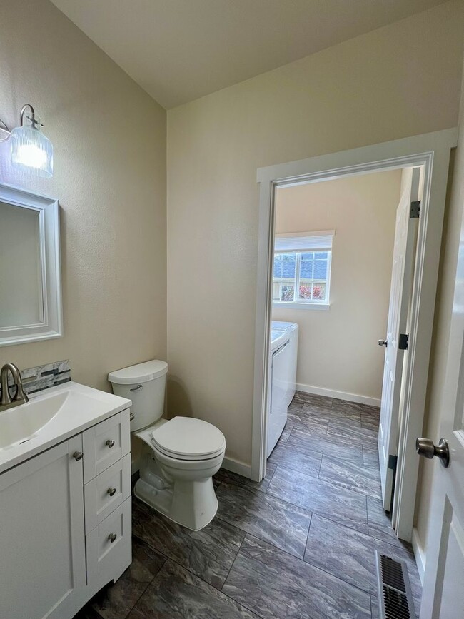 Building Photo - Fully Remodeled  3 BD + Den