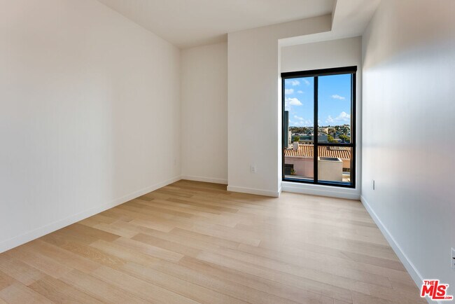 Building Photo - 700 Broadway