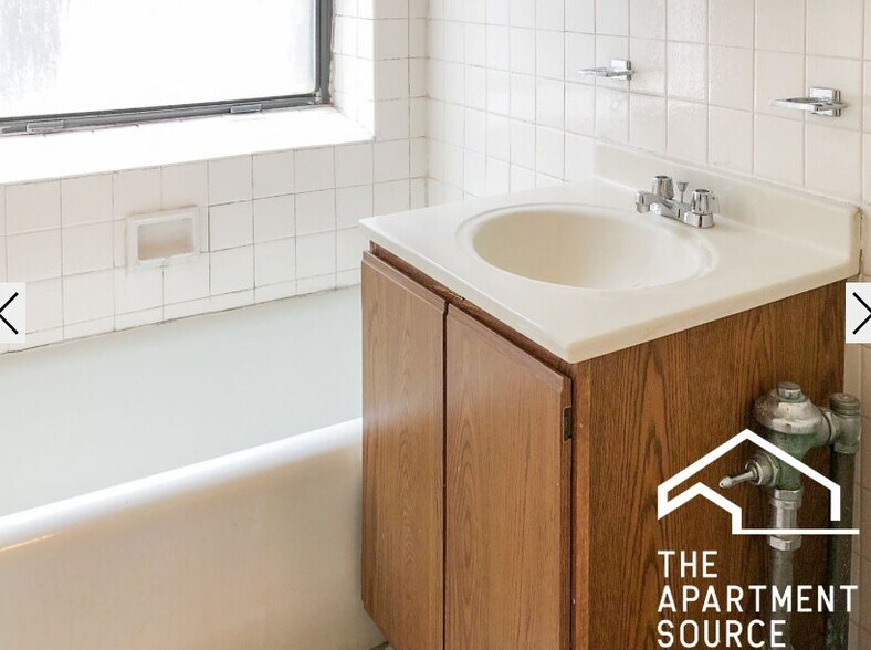 Building Photo - 540 W Briar Pl