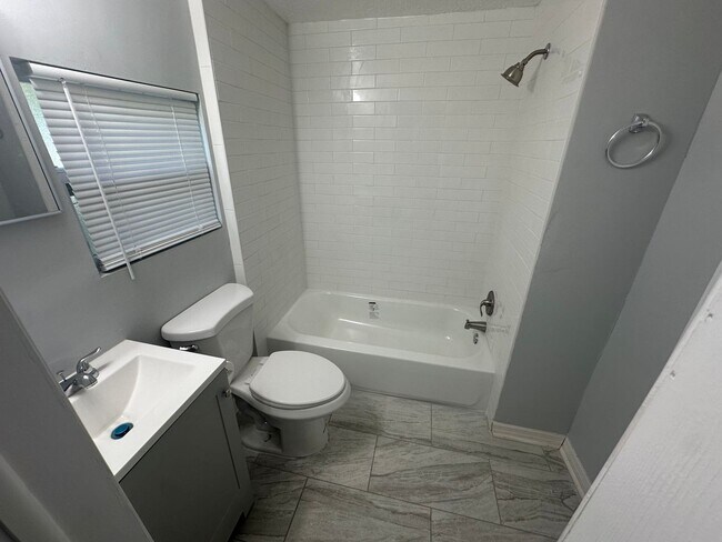 Building Photo - **Move in Ready** 3/2 Single Family home