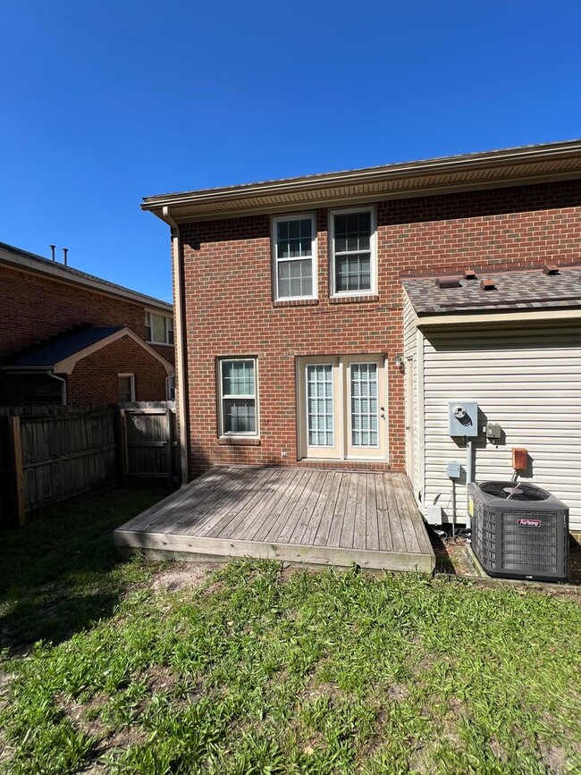 Building Photo - Large spacious Townhouse just blocks from ...