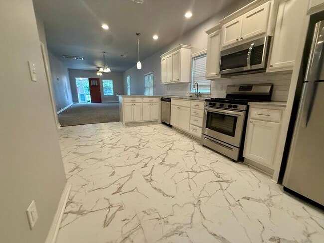 Building Photo - Clean, Crisp, Open Concept 3/2 Near TU