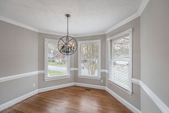 Building Photo - NW Large Updated Home! LR, DR, Den, FP, Ha...