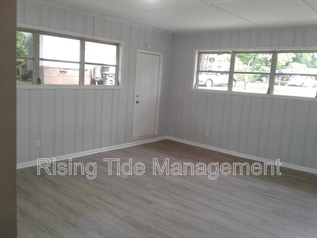 Building Photo - 948 Hickory Dr