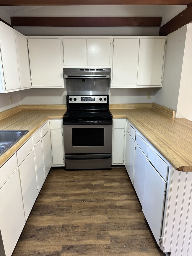 Building Photo - 138 Village Ct