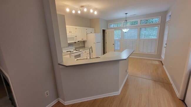 Building Photo - 328 Glencoe Dr
