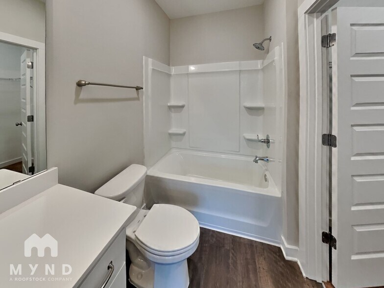 Building Photo - 176 Park Dr N