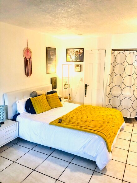 Bedroom area - 220 Meridian Ave