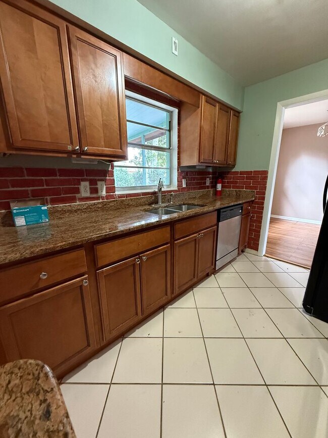 Building Photo - Englewood Park 3 bedroom, 2 bath available...