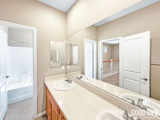 Building Photo - Stunning 4B/3BA house in San Elijo Hills!