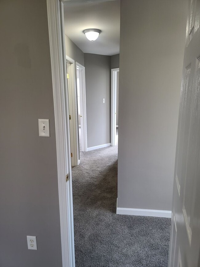 Building Photo - 3 Bedroom 2 1/2 bath townhouse in Waynesbo...