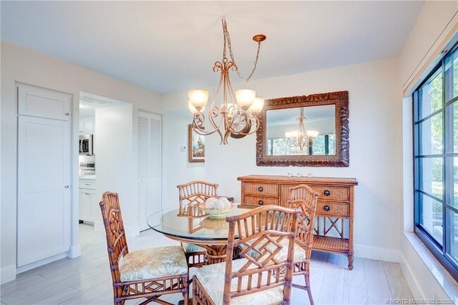 Building Photo - 331 Golfview Cir