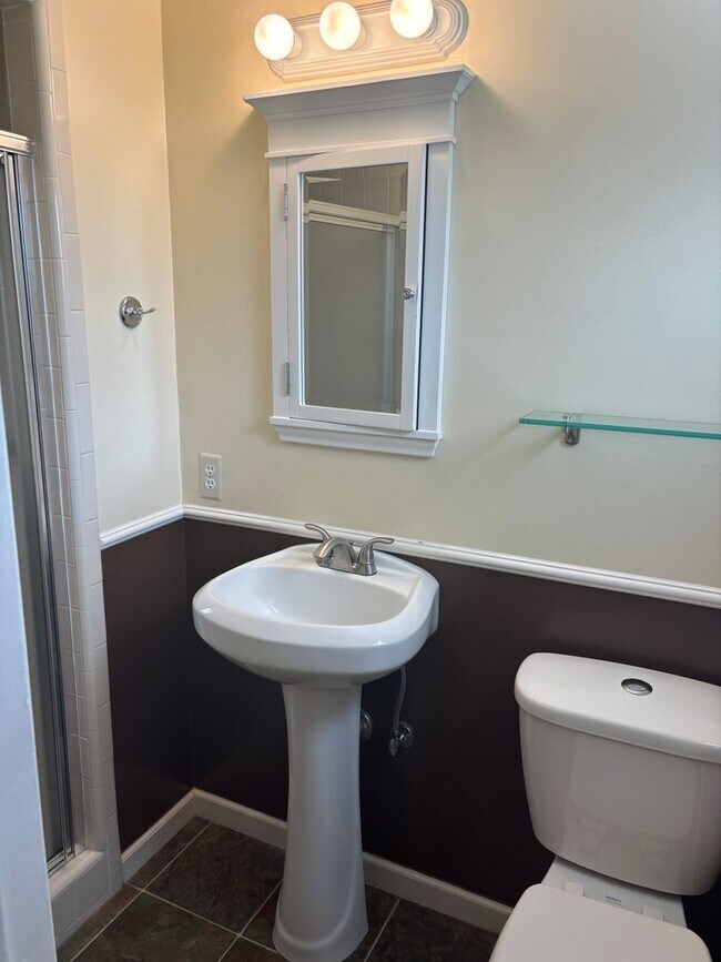 Building Photo - 3 B/R 2 BA Charming house AVAILABLE NOW!!