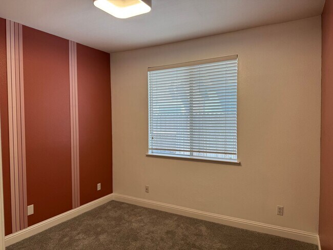 Building Photo - Clean Updated 3 Bedroom 2 Bathroom 1527 Sq...