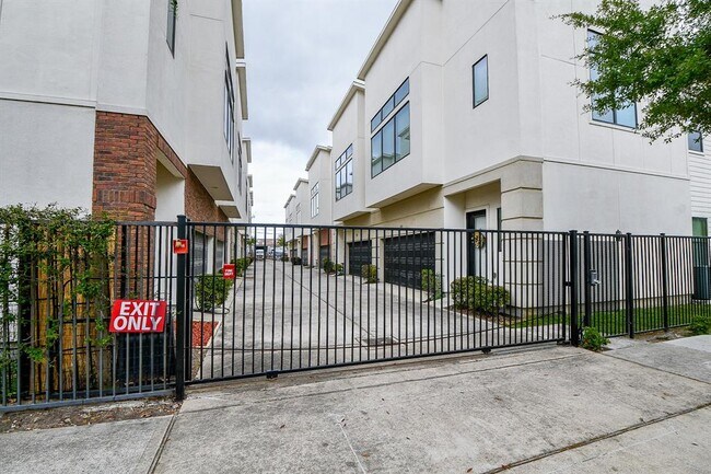 Building Photo - 70 N Hutcheson St