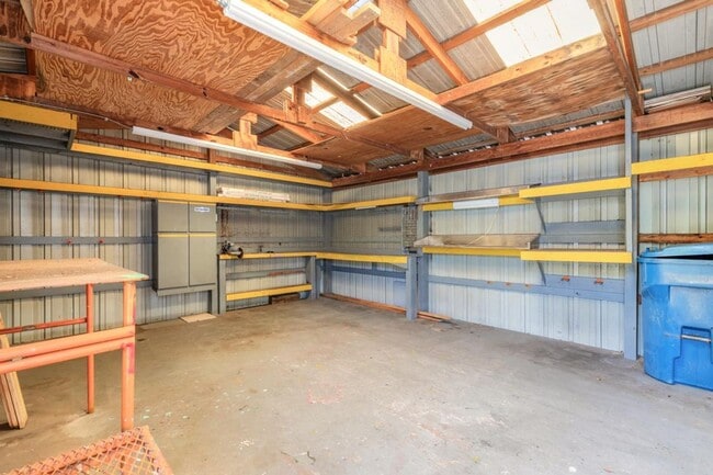 Building Photo - 2/1 plus bonus room in Holly Hill