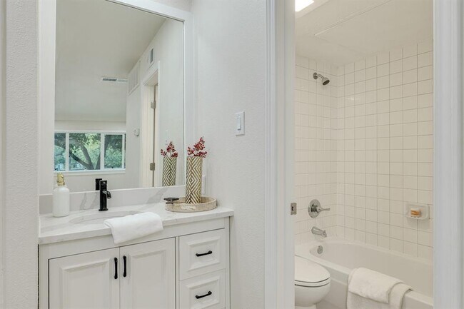 Building Photo - 8888 Tallwood Dr