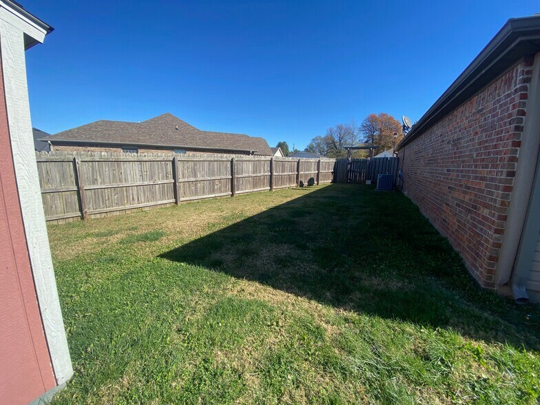 Building Photo - 450 Remson Ln