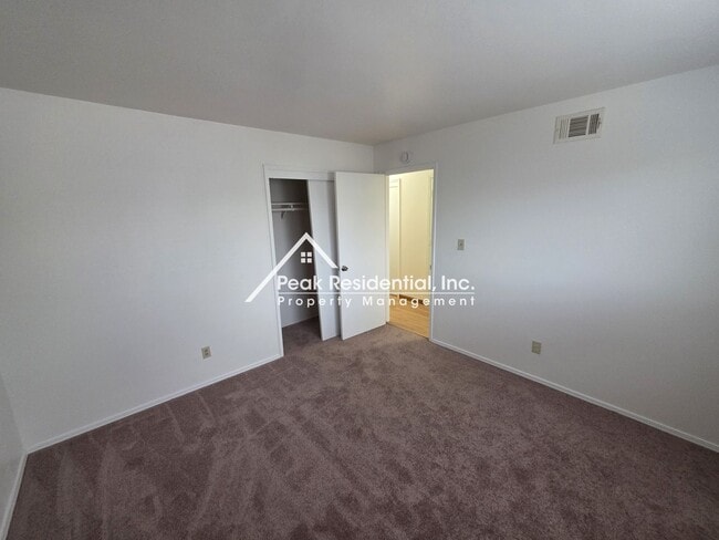 Building Photo - Nice Sacramento 2bd/1ba Duplex!
