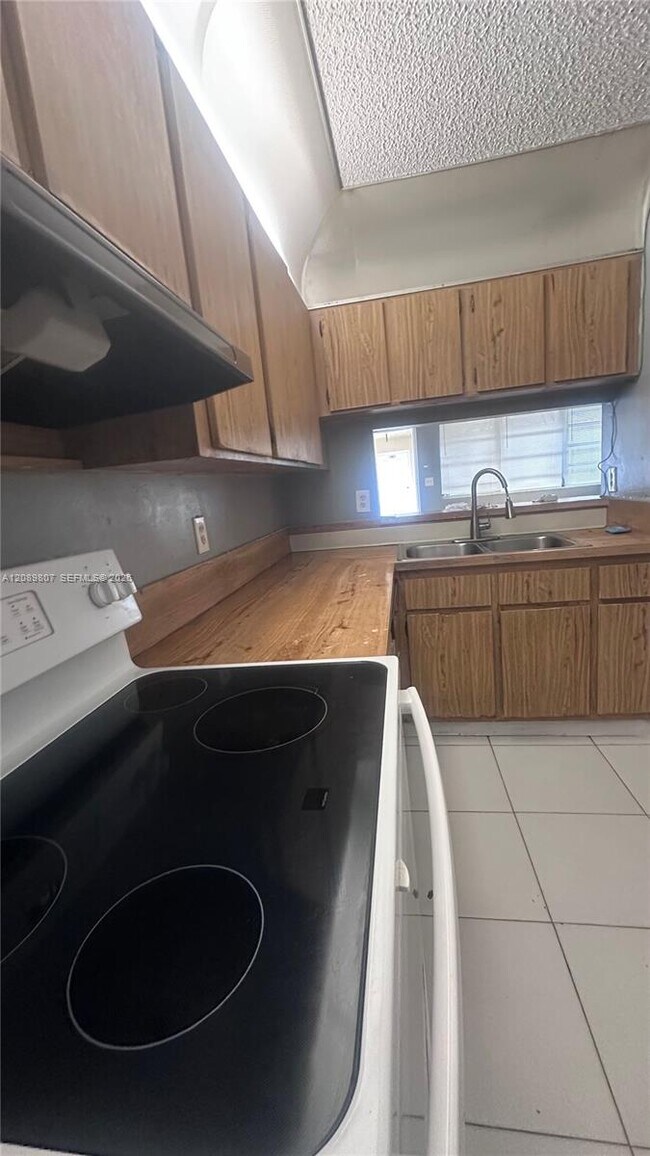 Building Photo - 821 Twin Lakes Dr