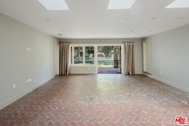 Building Photo - 627 Elm Dr