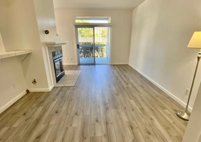 Building Photo - Fabulous Canyon Meadows Condo - Move-In Re...