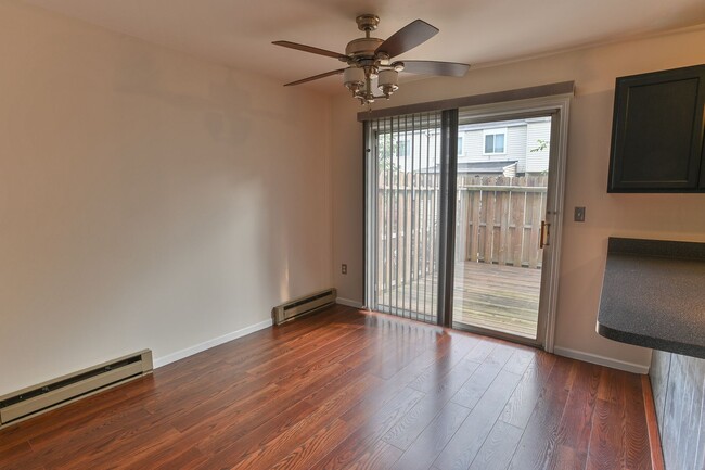 Building Photo - Townhouse in Highspire