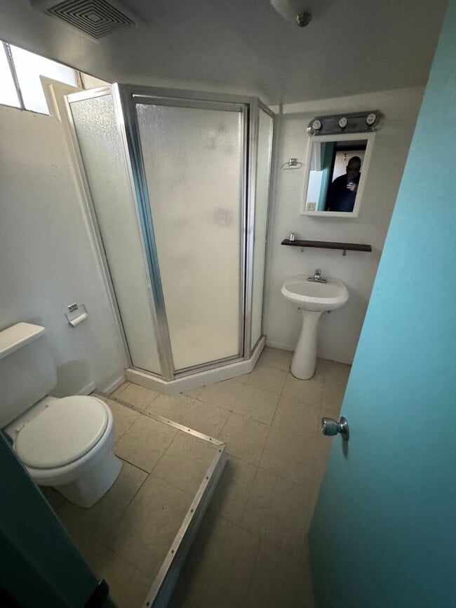 Building Photo - $1250 - 3 bed 2 bath - Single Family Home