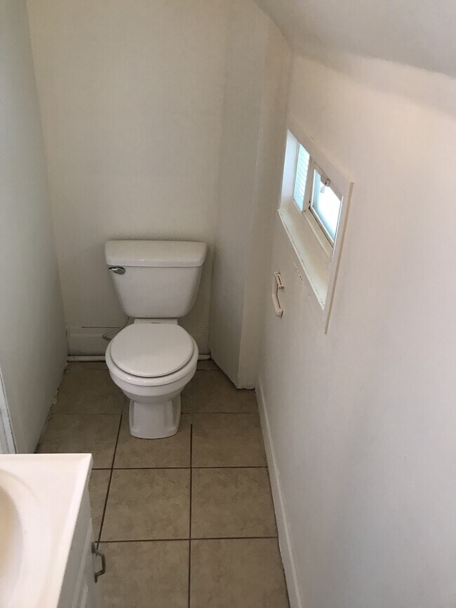 Building Photo - 900 W Main St