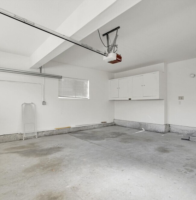 Building Photo - 8103 Valley Flores Dr