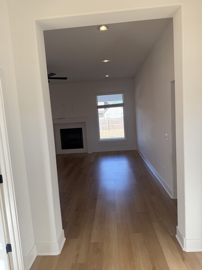 Building Photo - 5837 Lavender Ave