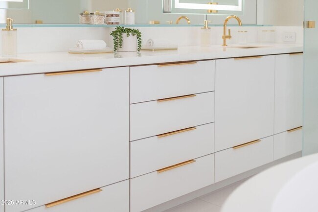 Building Photo - 6587 N Palmeraie Blvd