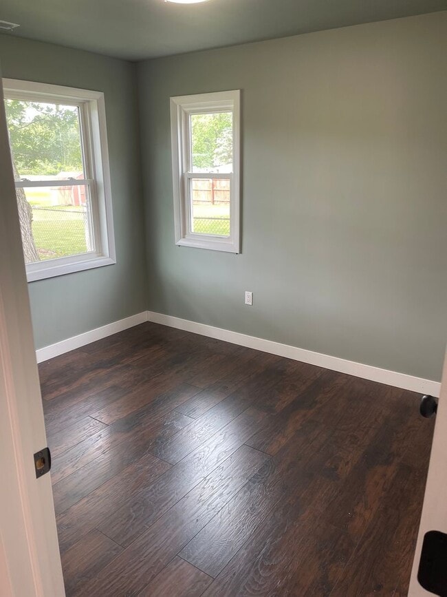 Building Photo - 4 Bedroom Home on 4 Acres, Crown Point Schools!