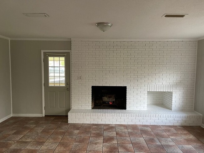 Building Photo - Shadows Acres.. New Flooring..New Paint.....