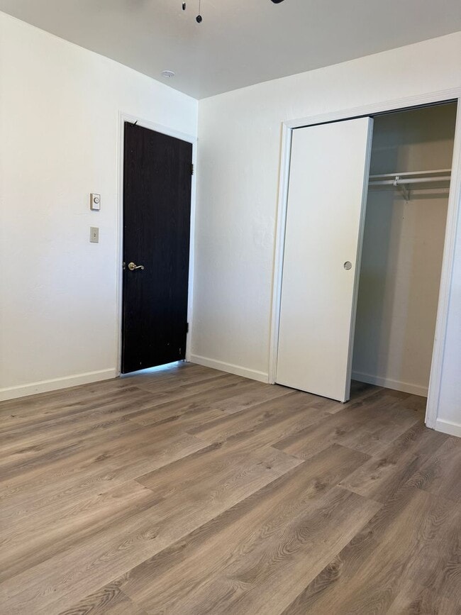 Building Photo - 3 Bedroom, 2 bath home located in the hear...