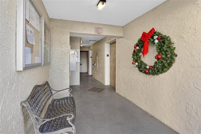 Building Photo - 2900 Cove Cay Dr